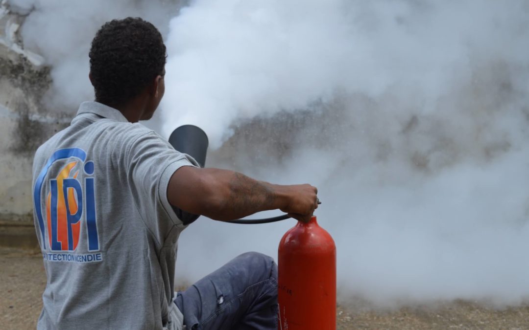 Un feu, un extincteur